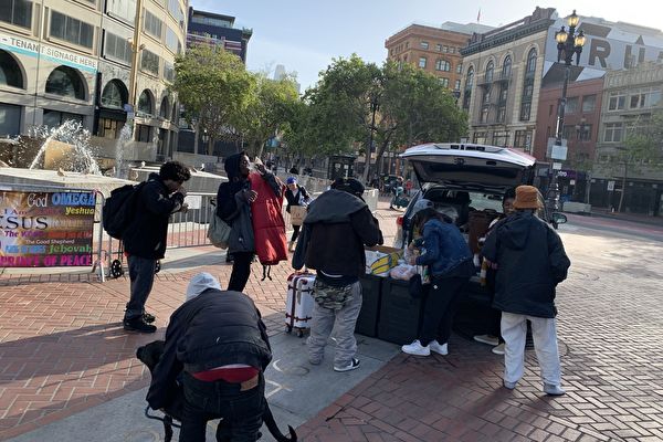 2022年4月2日，Team Jesus在旧金山市府广场，向无家可归者派发食物。