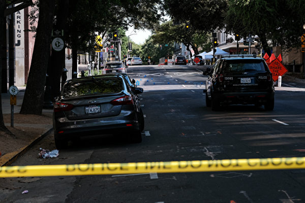 2022年4月3日凌晨，加州首府沙加缅度（Sacramento）市区爆发大规模枪击案。图为警方在现场拉起封锁线。(David Odisho/Getty Images)